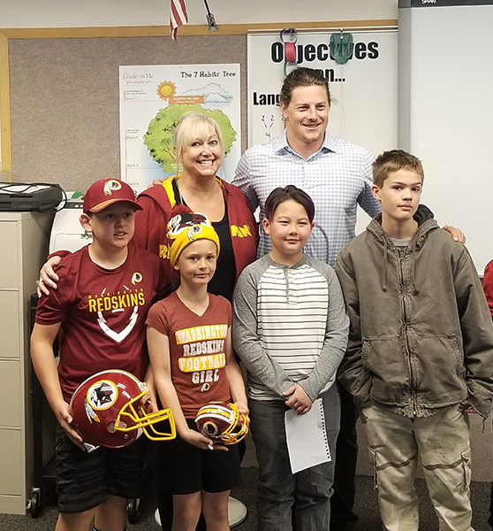 NFL Linebacker, Zach Vigil visits Lakeview Elementary's 6th grade!